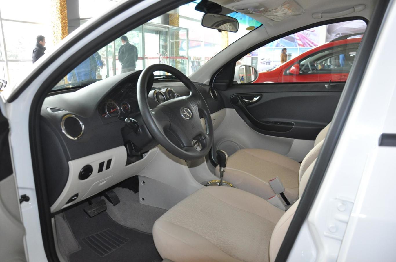 和悦a131.3l amt豪华型前排空间