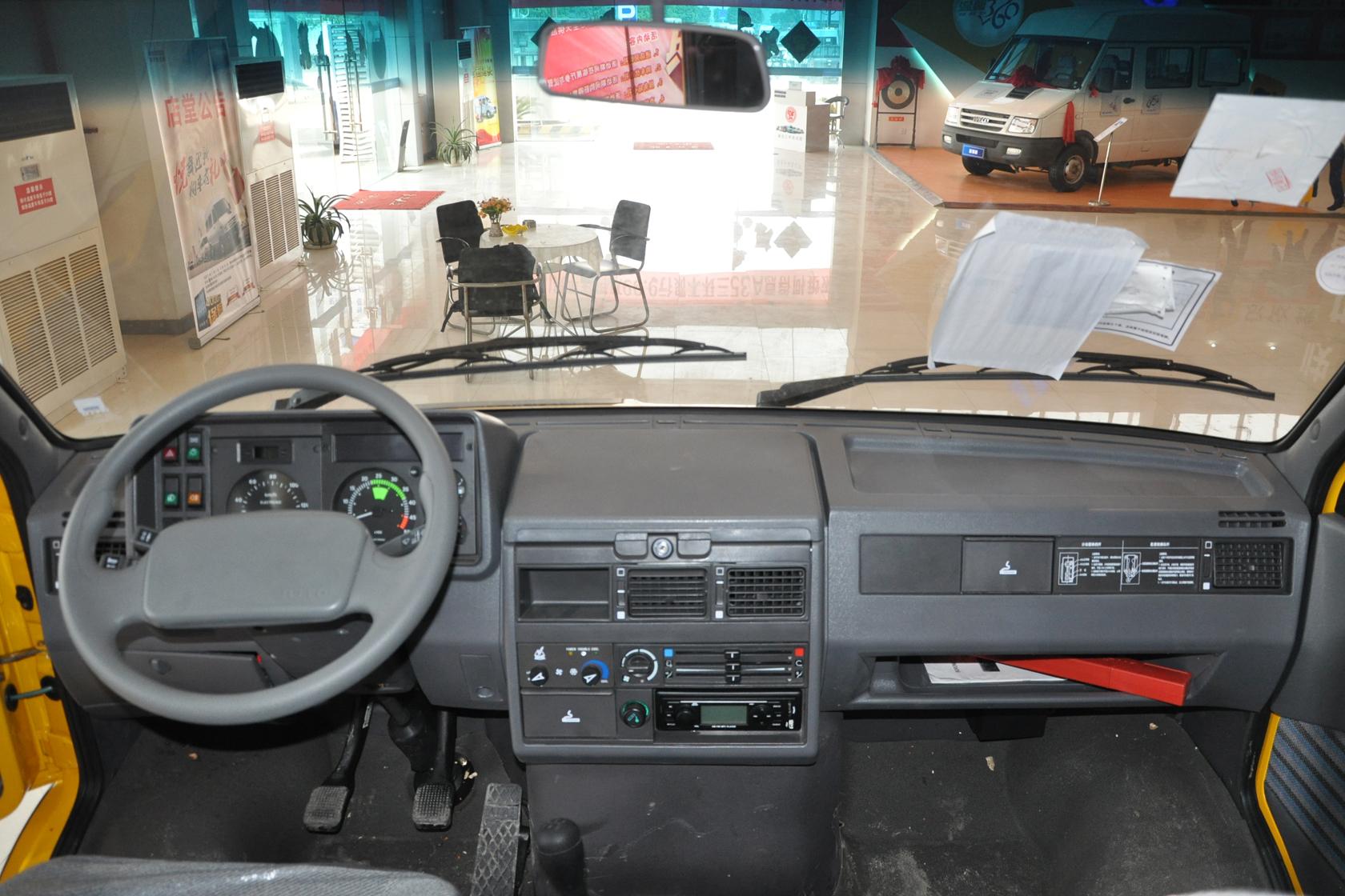 依维柯ouba油耗空间内饰