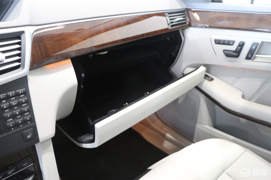 奔驰e级 手套箱图