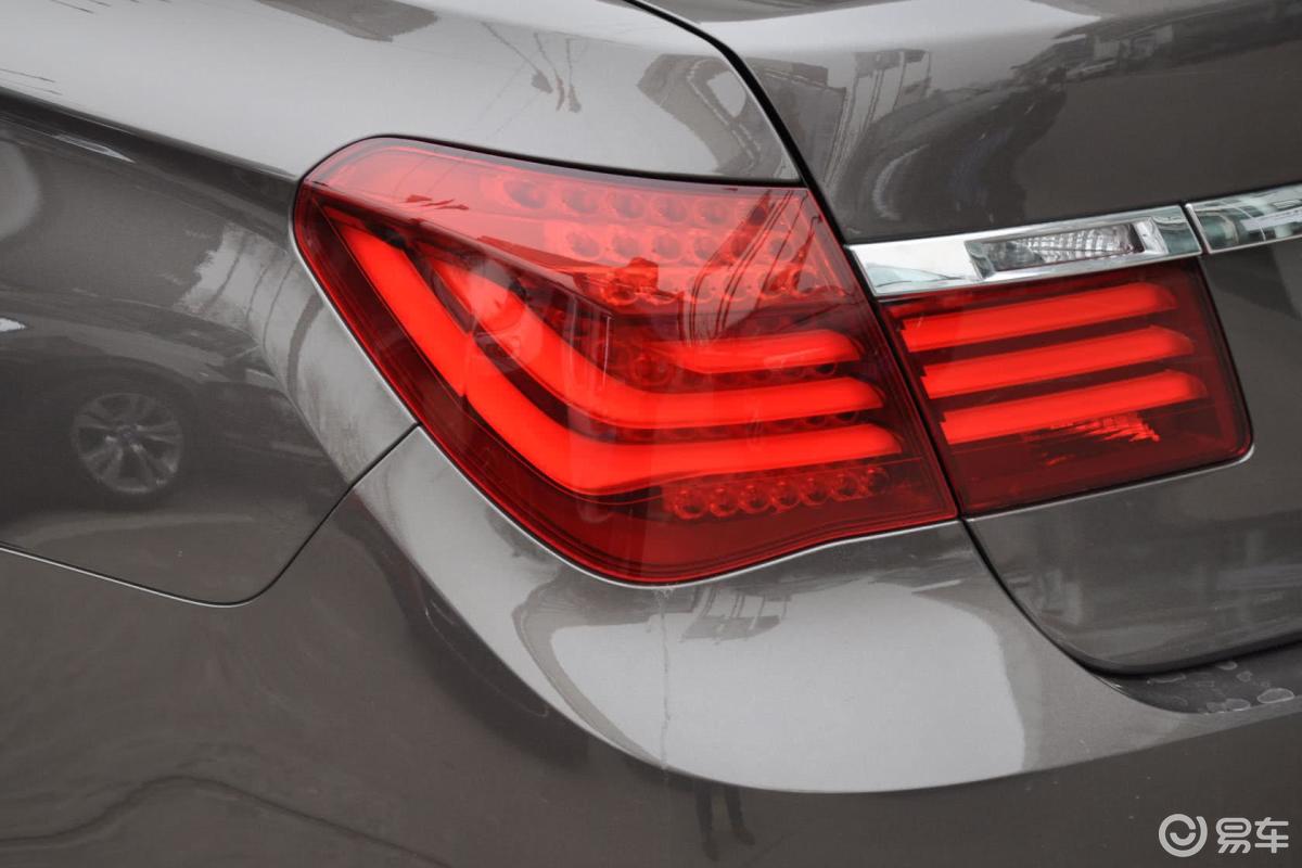 【宝马7系2013款730li 领先型尾灯侧45度俯拍汽车图片-汽车图片大全】