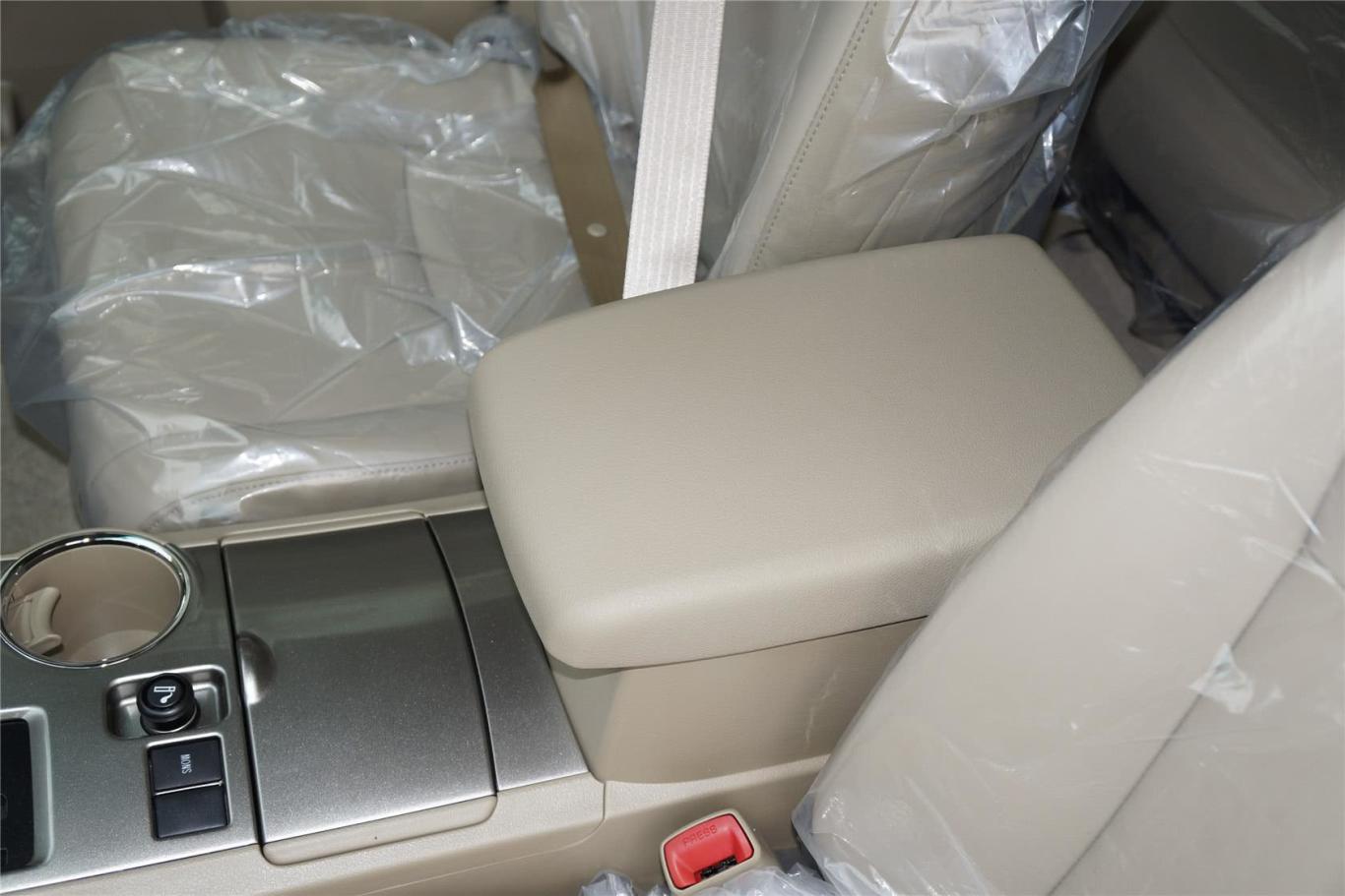 汉兰达2.7l 自动 两驱 运动型 5座前排中央扶手箱