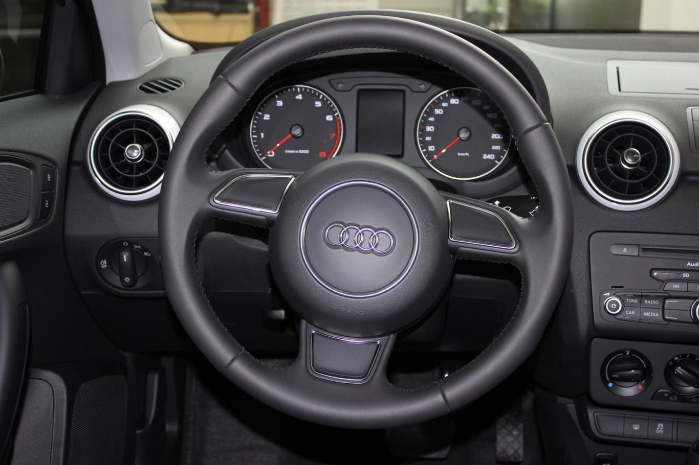 奥迪a1sportback 30tfsi urban方向盘