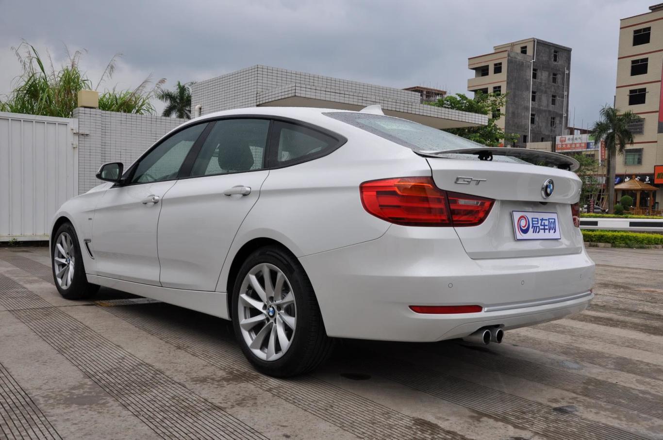 宝马3系gt328i 风尚设计套装侧后45度车头向左水平