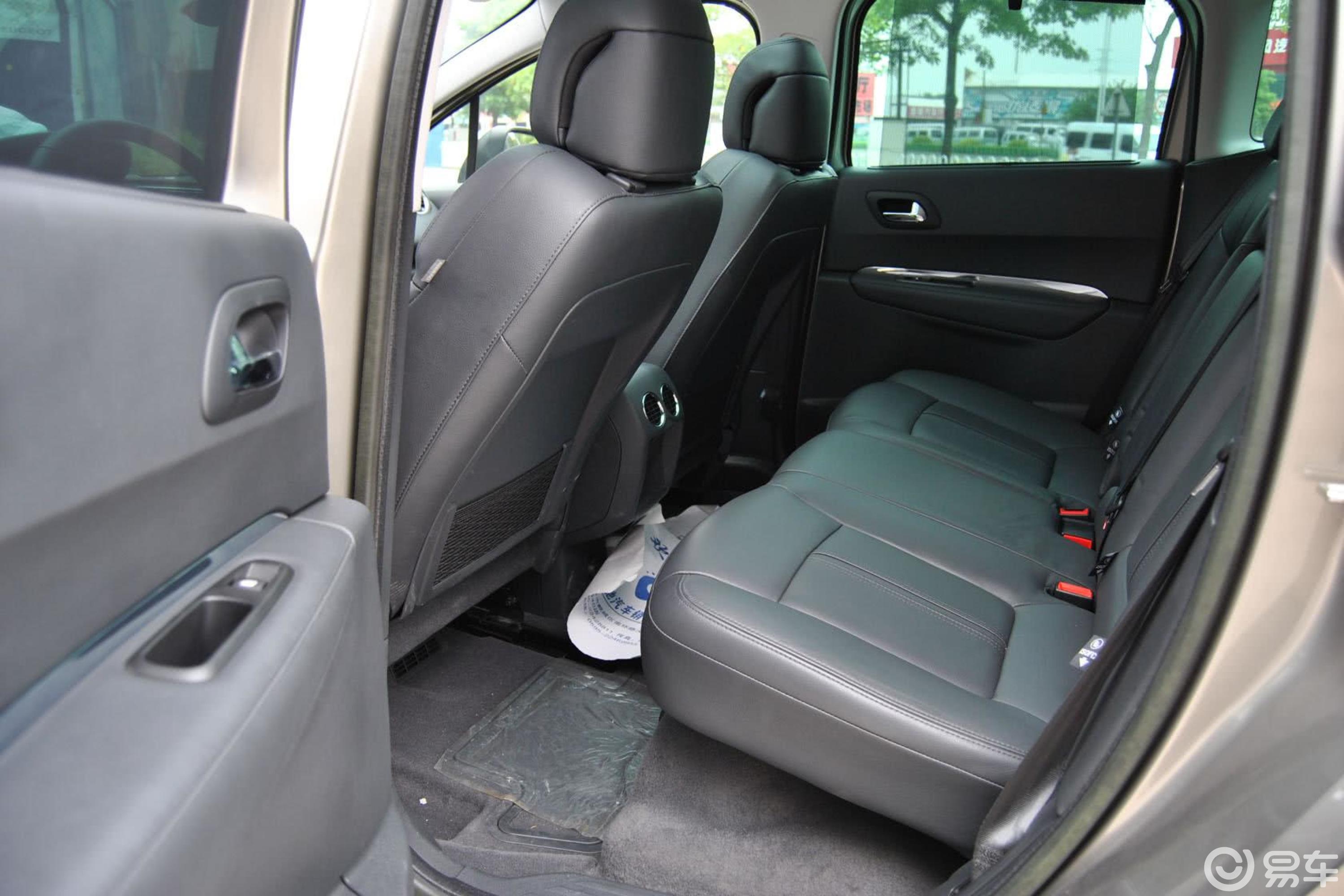 【标致3008(进口)2011款豪华版后排空间体验汽车图片-汽车图片大全】