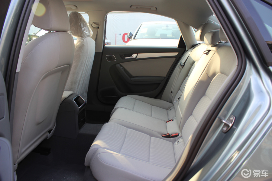 奥迪a4l 后排空间图