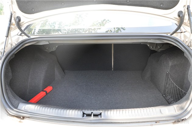 全新荣威550后备箱容积可达452l,整个后备箱也非常的规整,一般家庭