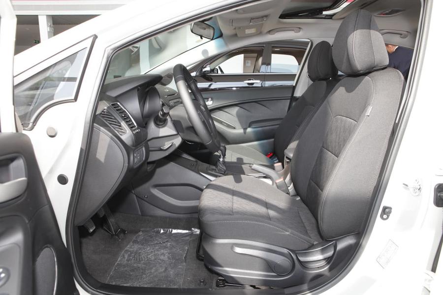 【起亚k32013款1.6l 自动 gl前排空间汽车图片-汽车图片大全】-易车网