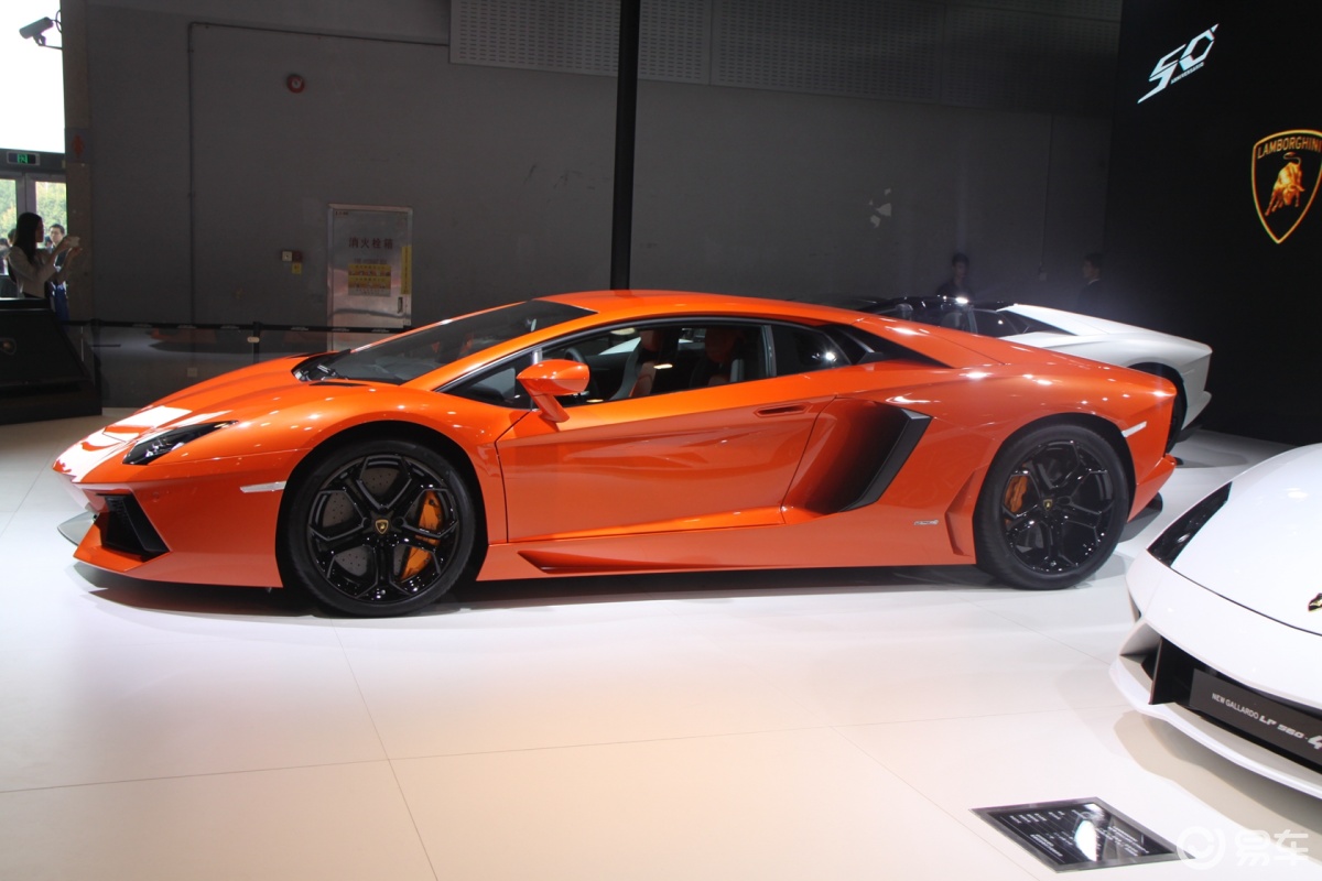 【兰博基尼aventador2015款lp 750-4 superveloce侧后45度车头向右