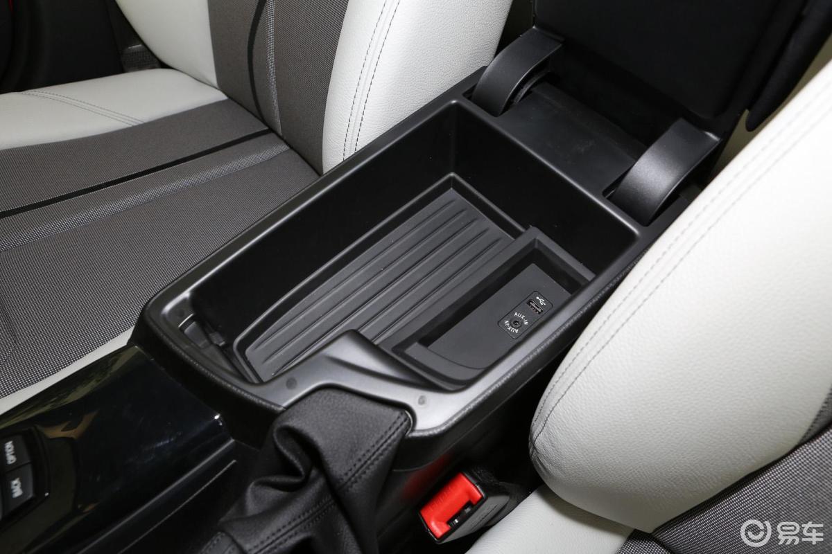 【宝马1系(进口)2012款116i 都市型前排中央扶手箱空间汽车图片-汽车