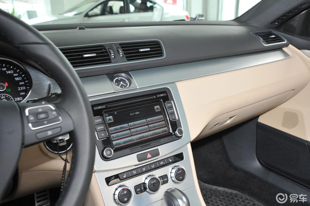 8t 双离合 尊贵型中控台驾驶员方向汽车图片-汽车图片大全】-易车