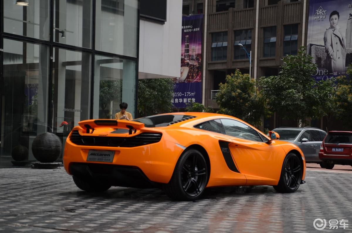 【迈凯伦12c2013款mp4-12c coupe 50周年纪念版侧后45度车头向右水平
