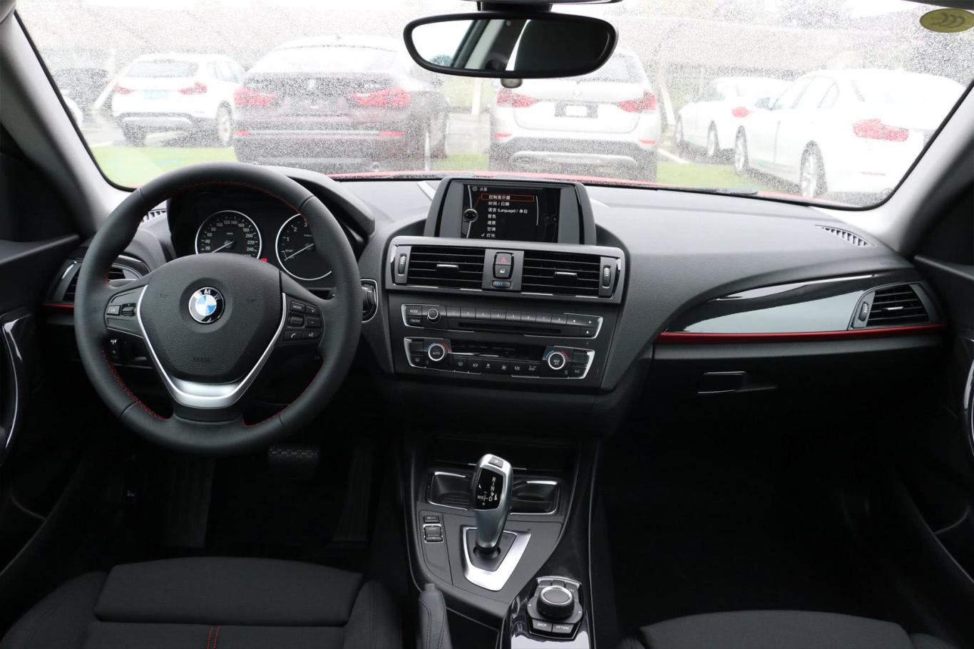 宝马2系220i 运动设计套装内饰全景正拍