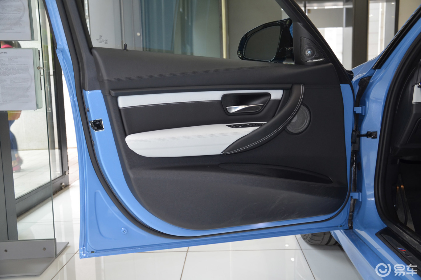 驾驶员侧车门内门板