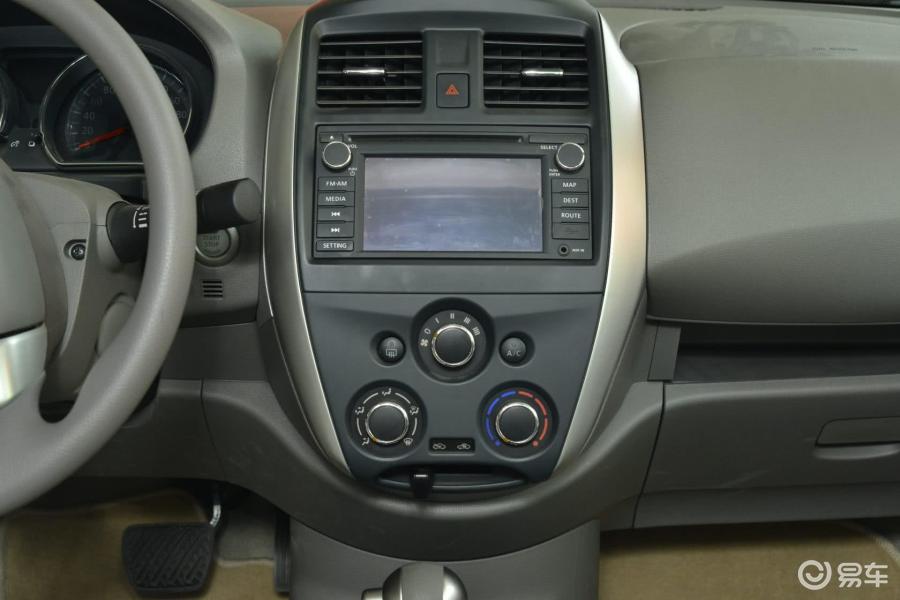 日产阳光 中控台正面图