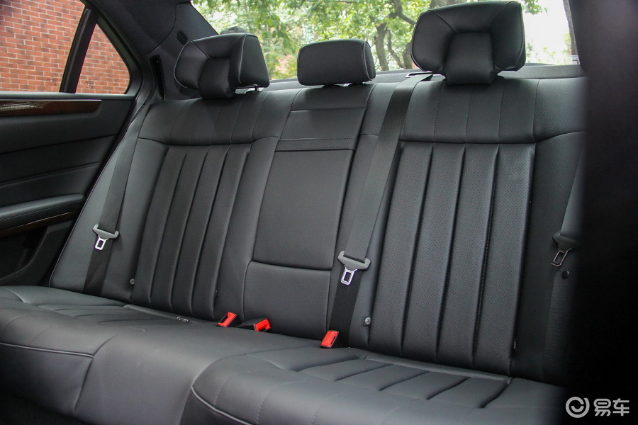 奔驰e级 后排座椅图
