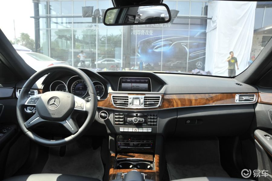 【奔驰e级2015款e 260 l 豪华型 运动轿车完整内饰(中间位置)汽车图片
