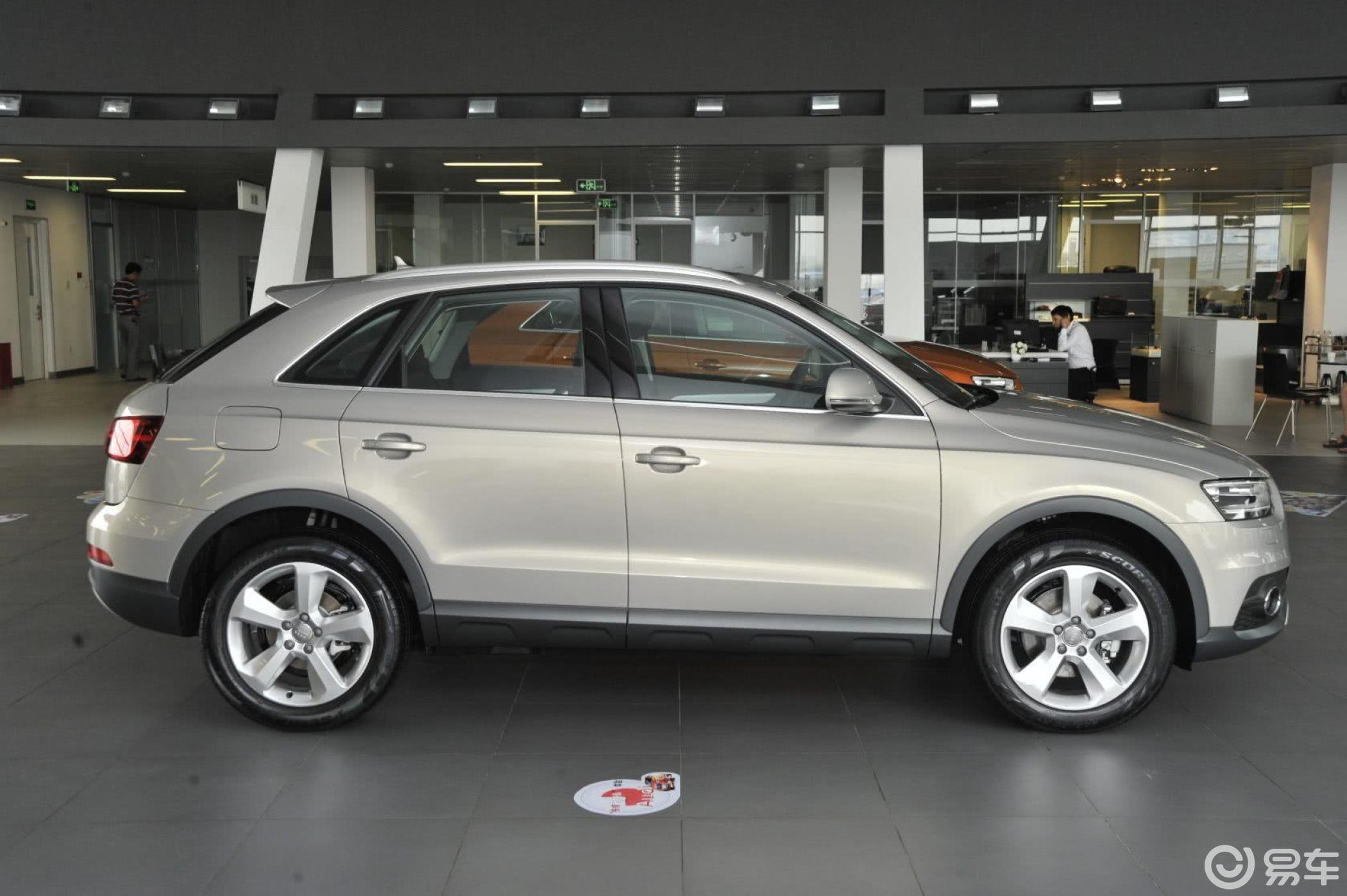 【奥迪q32012款40 tfsi 运动型正侧车头向右水平汽车图片-汽车图片