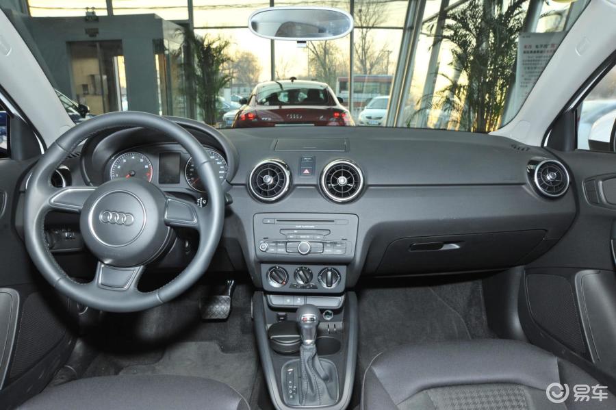 【奥迪a12014款sportback 30tfsi 时尚型完整内饰(中间位置)汽车图片