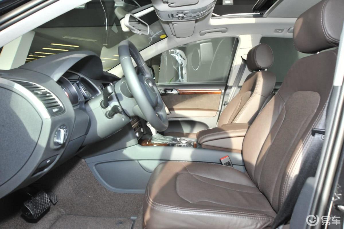 【奥迪q72013款40 tfsi 技术型前排空间汽车图片-汽车图片大全】-易车