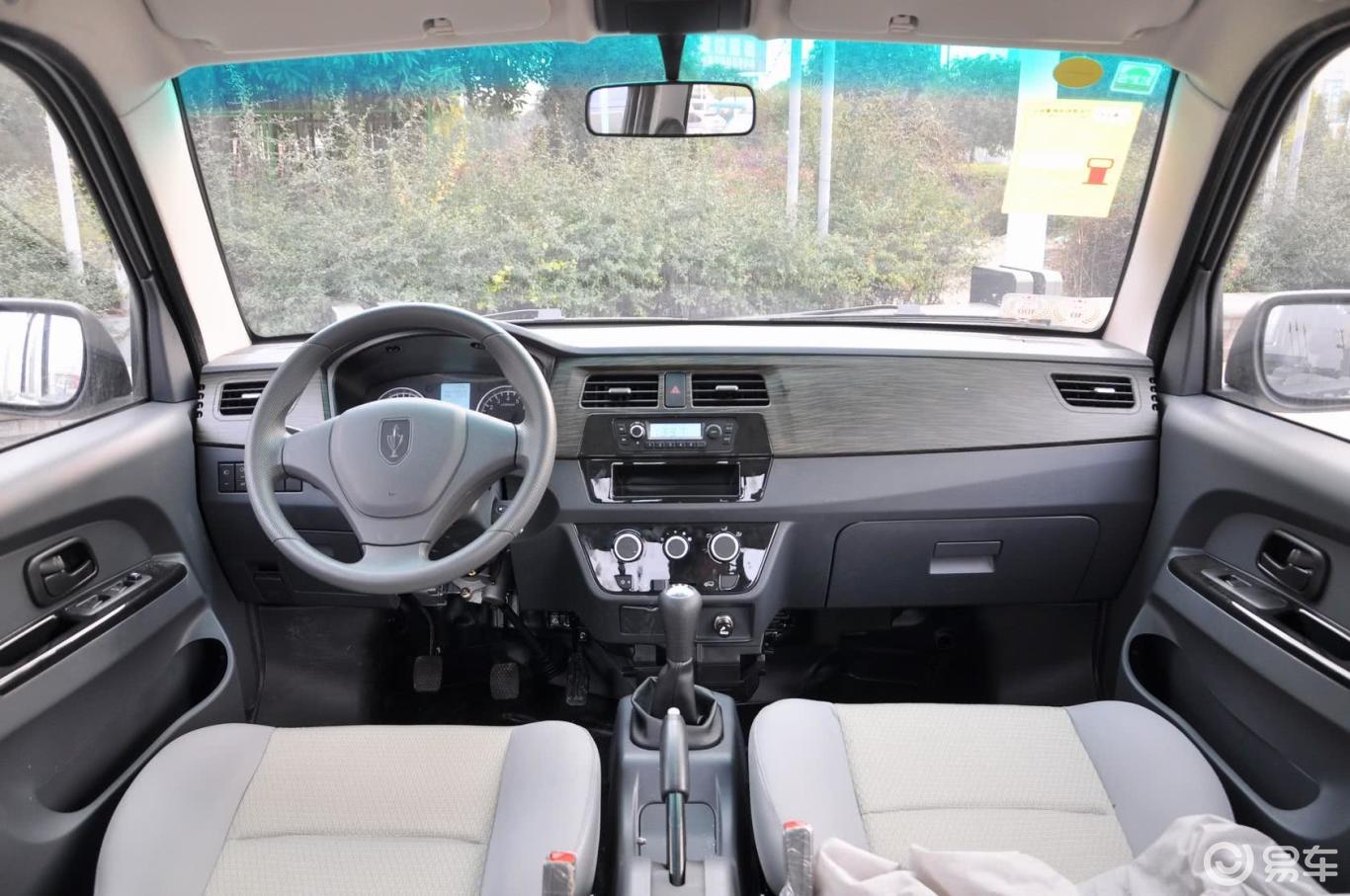 完整内饰(中间位置)