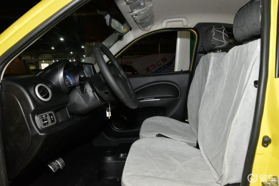 知豆电动车 前排空间图