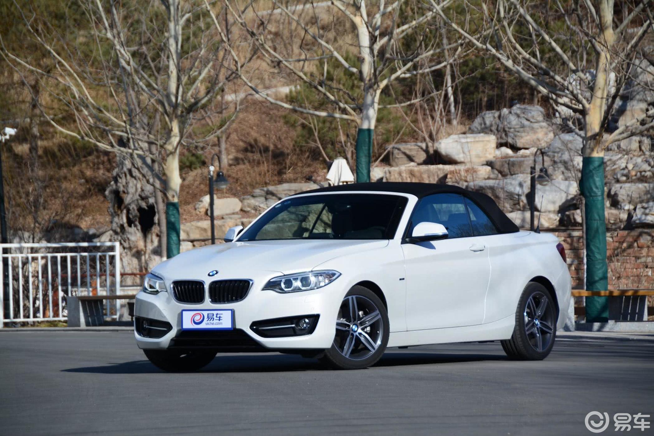 【宝马2系2015款220i 领先型 敞篷轿跑车侧前45度车头向左水平汽车