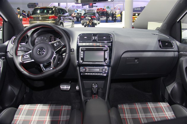 内饰方面,新款pologti的整体造型设计与现款车型相比并无明显变化