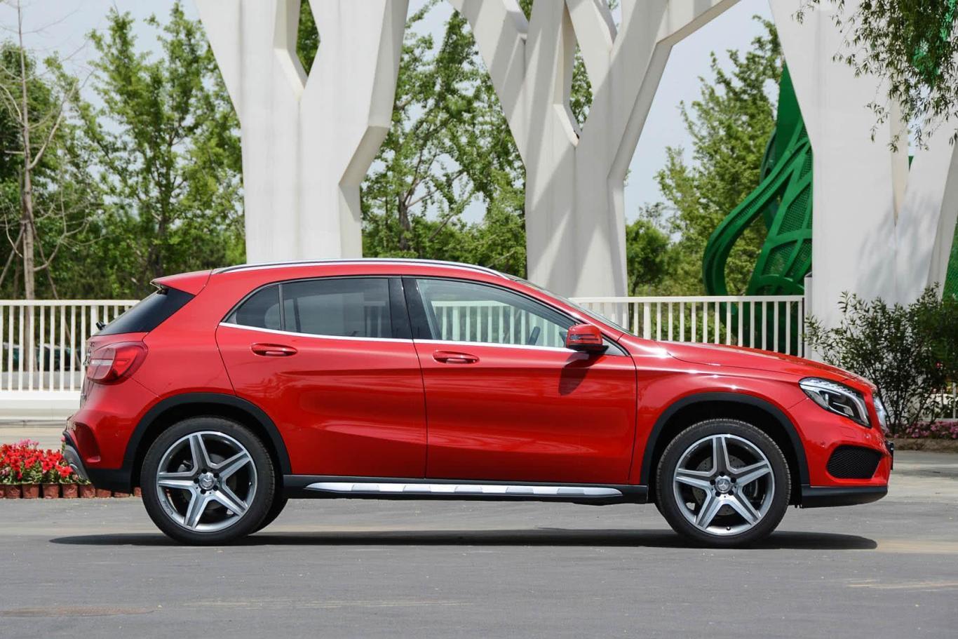 奔驰gla260 4matic 运动型正侧车头向右水平