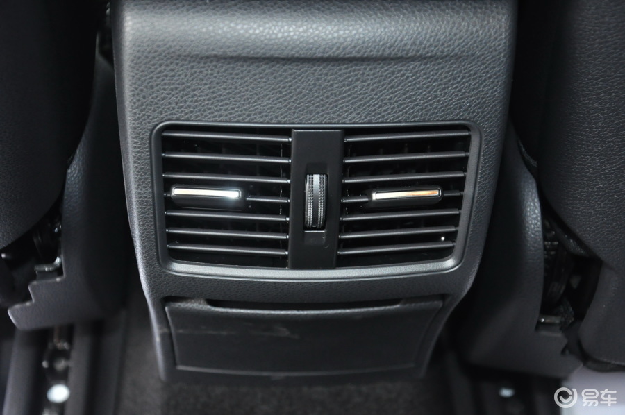 【奔驰gla级2015款200 时尚型后排出风口(中央)汽车图片-汽车图片大全