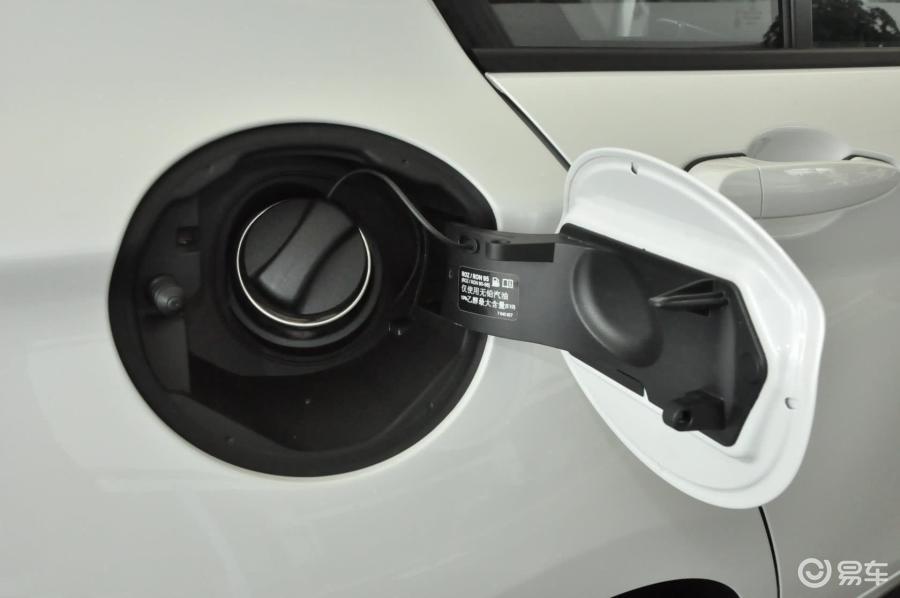 【宝马1系2015款120i 运动设计套装油箱盖汽车图片-汽车图片大全】