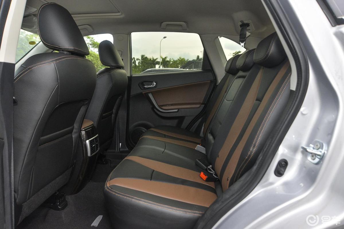 8t 自动 四驱 豪华版后排空间体验汽车图片-汽车图片大全】-易车