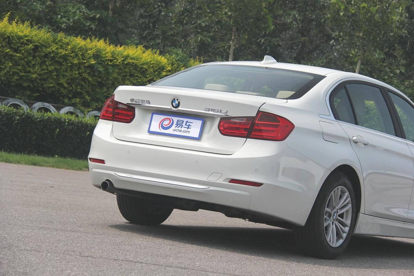 宝马3系316li 时尚型车尾局部