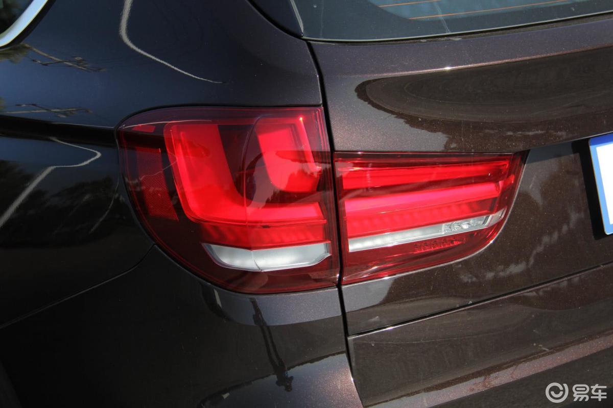 【宝马x52015款xdrive28i尾灯侧45度俯拍汽车图片-汽车图片大全】