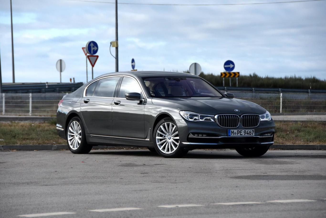 宝马7系750li xdrive 四座版侧前45度车头向右水平