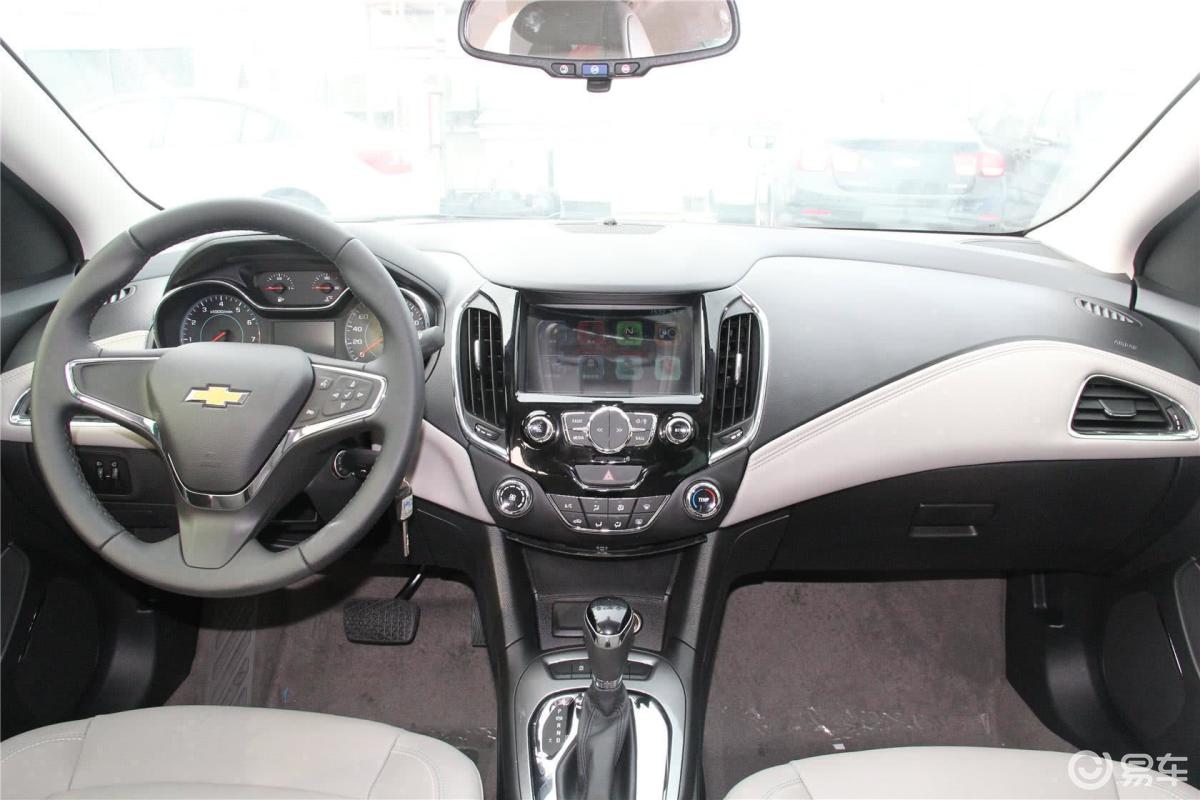 科鲁兹三厢 内饰-魔力红