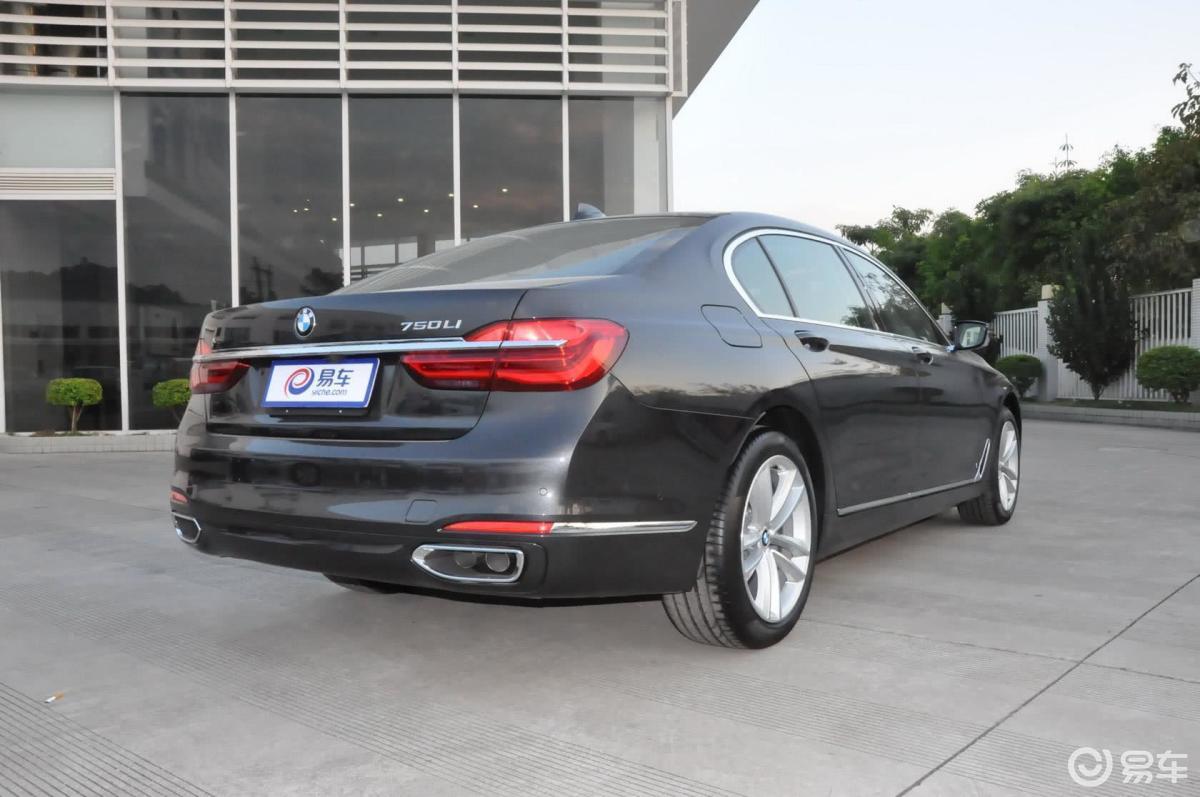 【宝马7系2016款750li xdrive 四座版侧后45度车头向右水平汽车图片