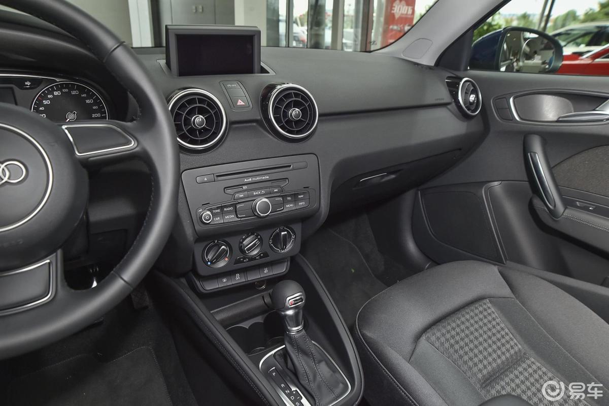 【奥迪a12014款sportback 30tfsi 技术型中控台驾驶员方向汽车图片