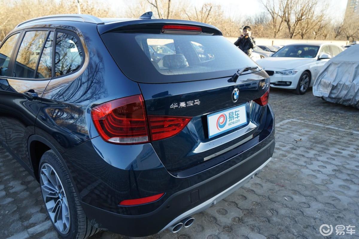 【宝马x12015款xdrive20i 时尚晋级版车尾局部汽车图片-汽车图片大全