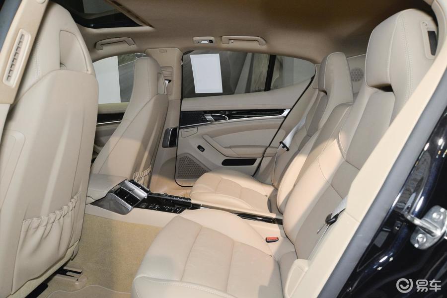 保时捷panamera 后排空间图