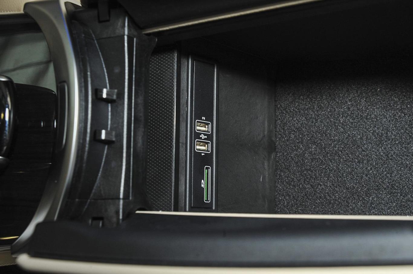 奔驰glcglc260 豪华型前排中央扶手箱空间