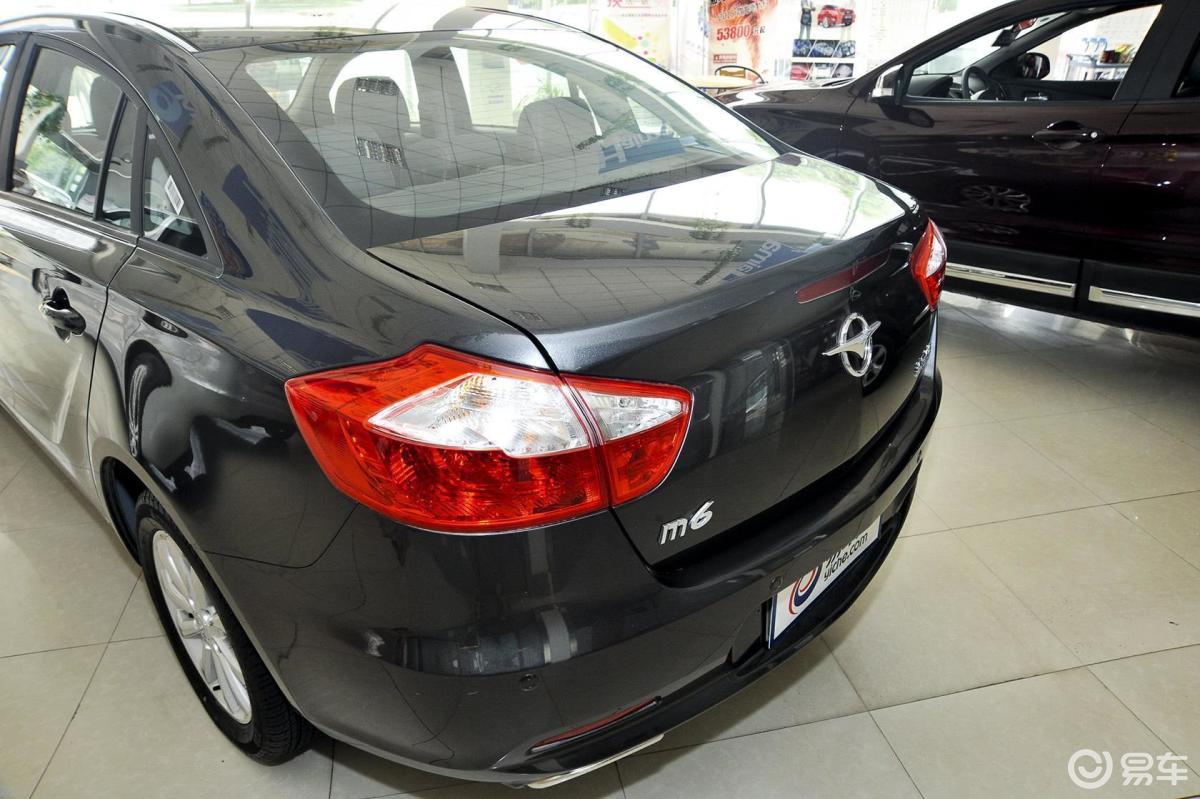 【海马m62015款1.5t mt 豪华型车尾局部汽车图片-汽车图片大全】-易车