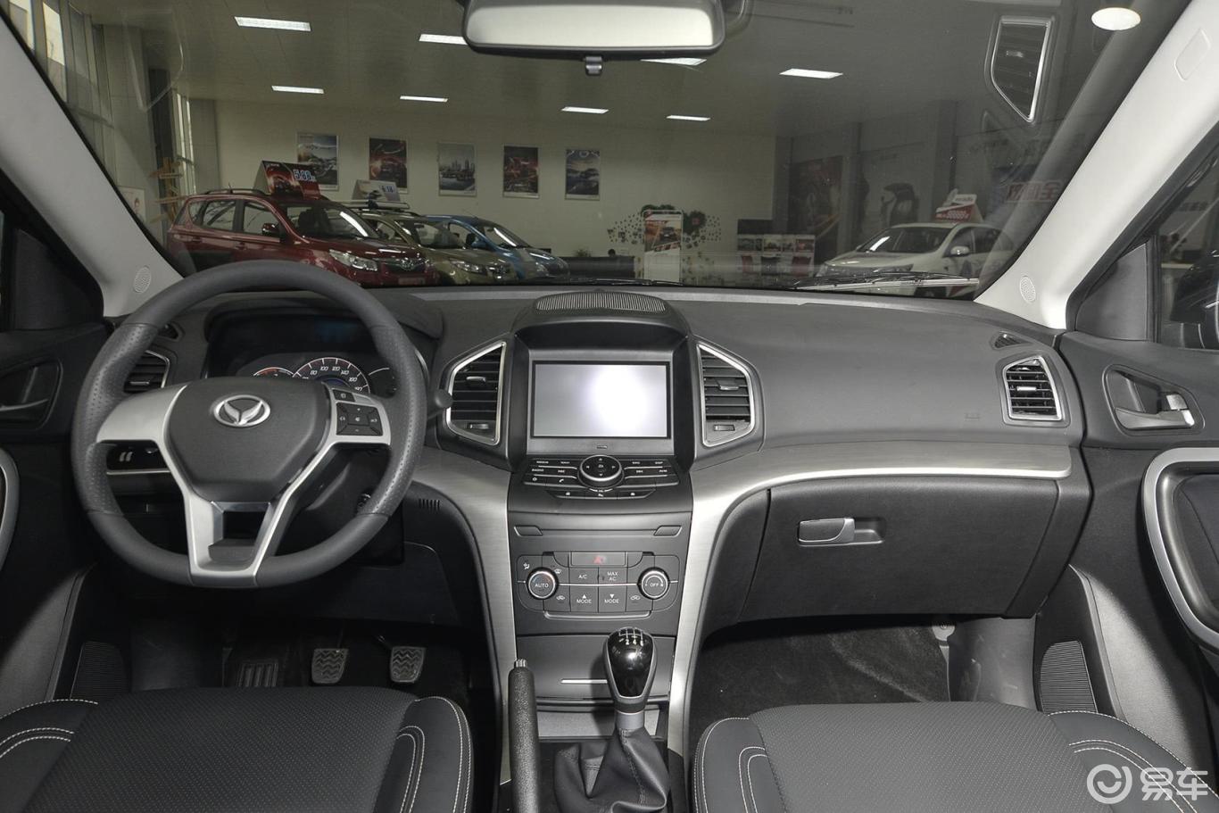 完整内饰(中间位置)