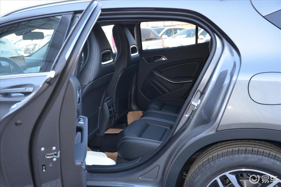 奔驰gla级 后排空间图