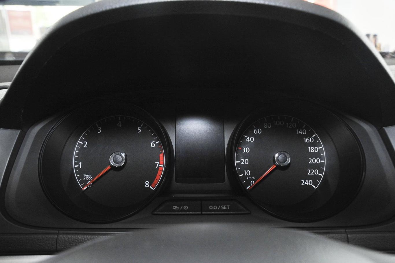 朗行1.6l 手自一体  风尚版仪表盘