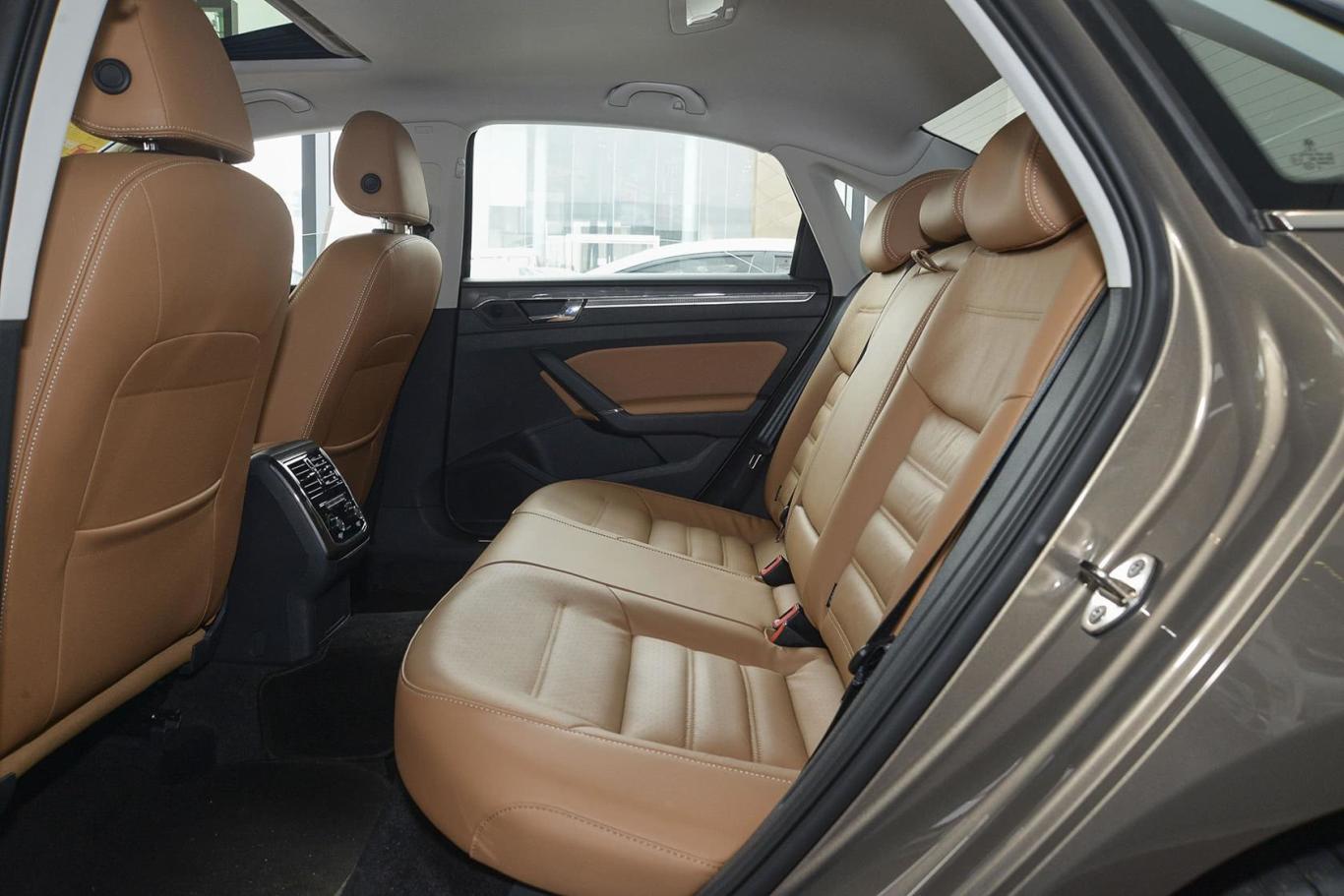 帕萨特330tsi dsg御尊版后排空间体验