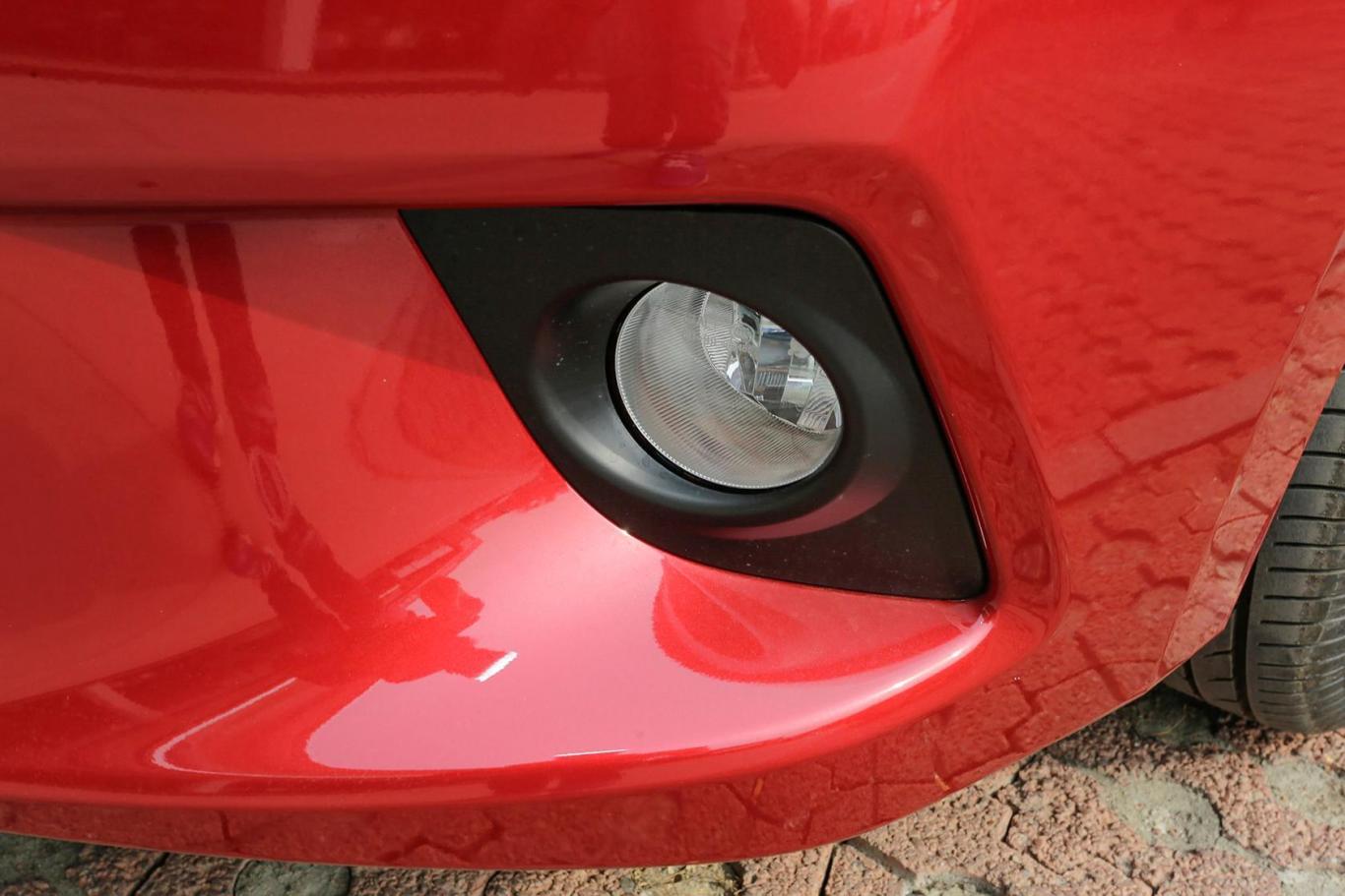 雷凌1.6g 手动 精英版雾灯