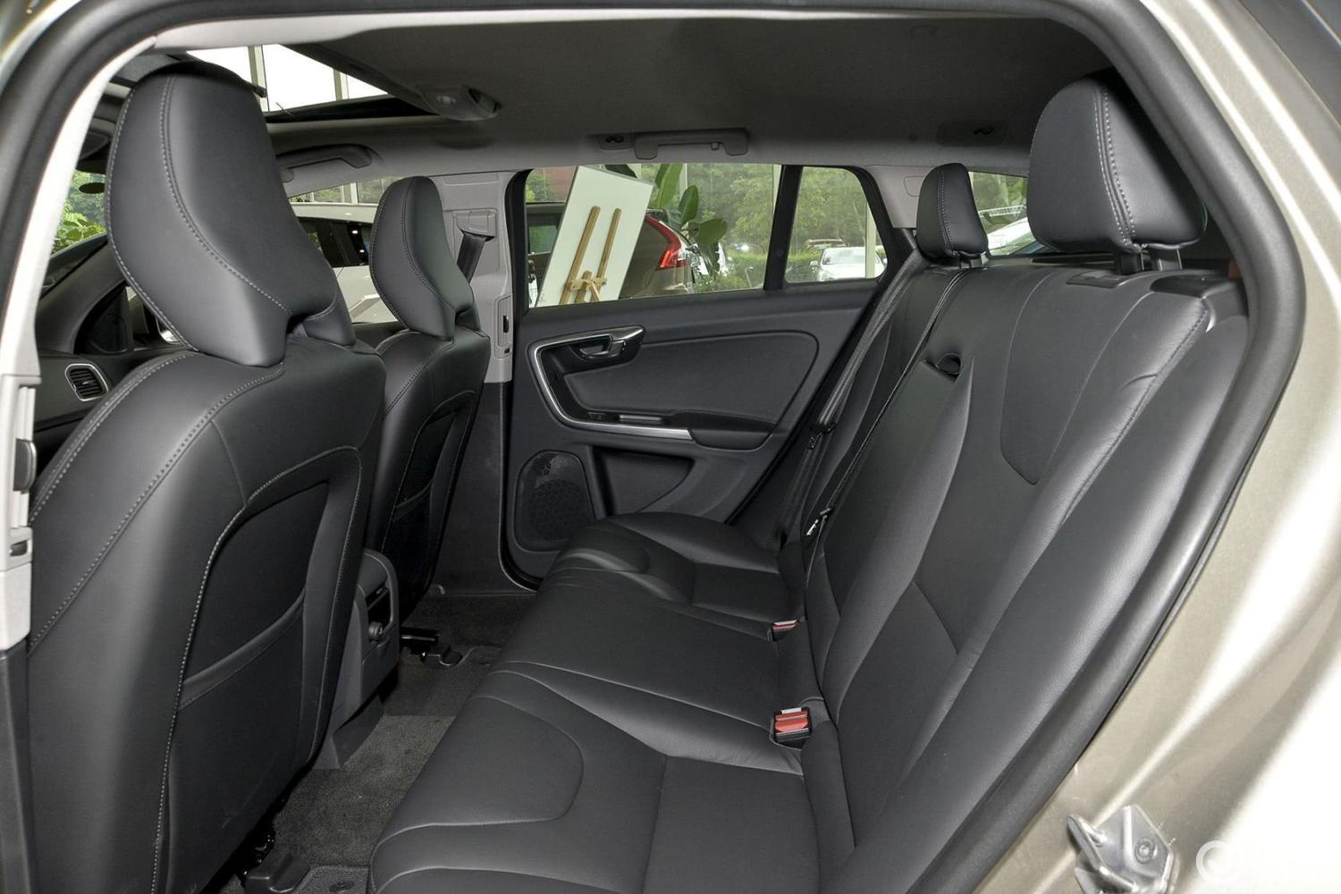 【沃尔沃v602015款t5 智逸版后排空间体验汽车图片-汽车图片大全】