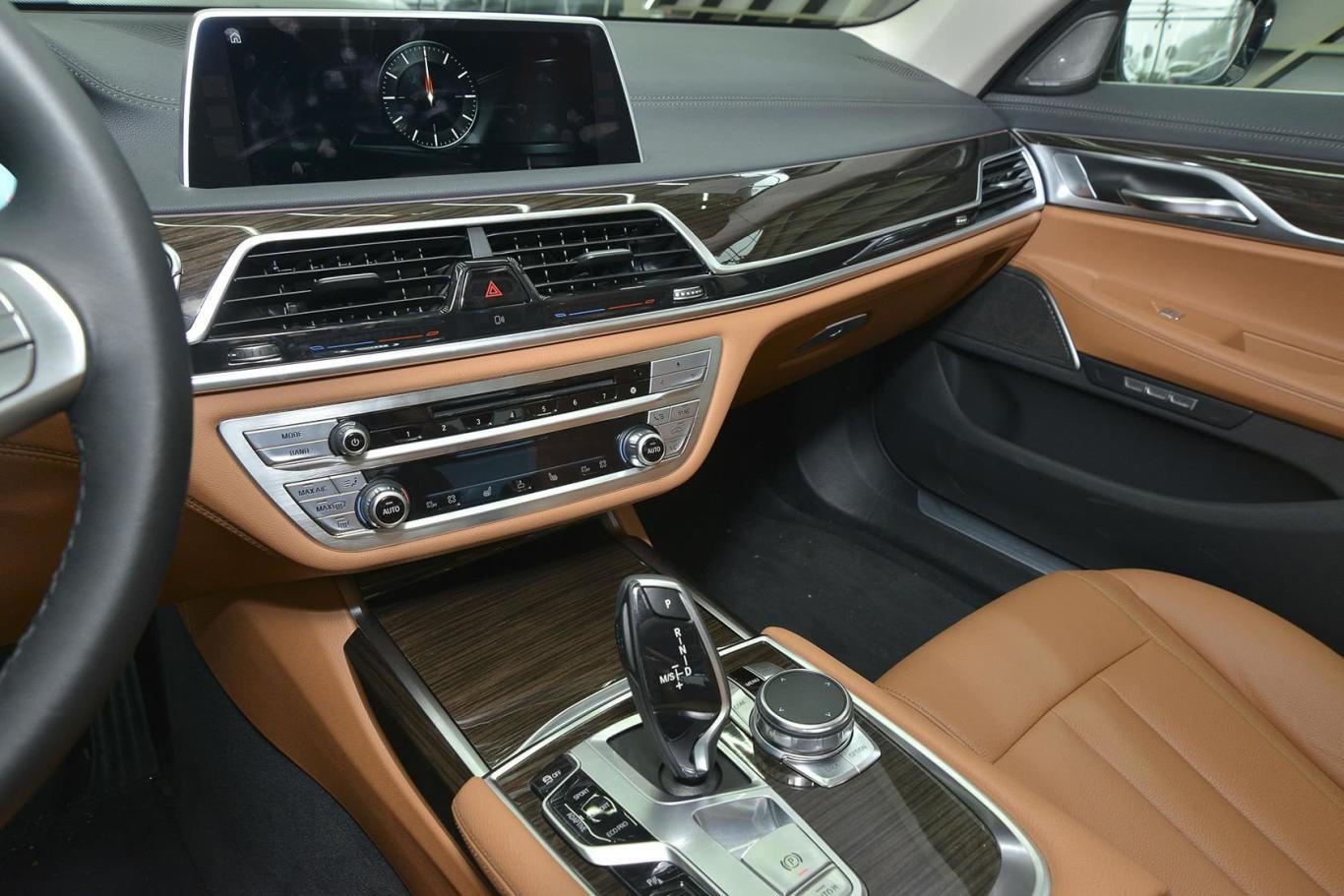 宝马7系730li 领先型中控台驾驶员方向