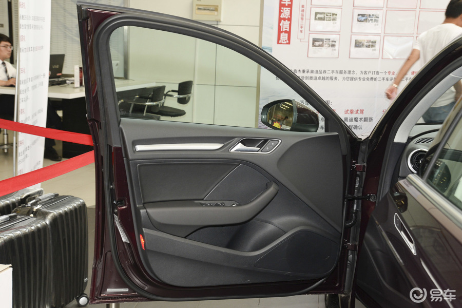 【奥迪a32016款sportback 35tfsi 风尚型驾驶员侧车门内门板汽车图片