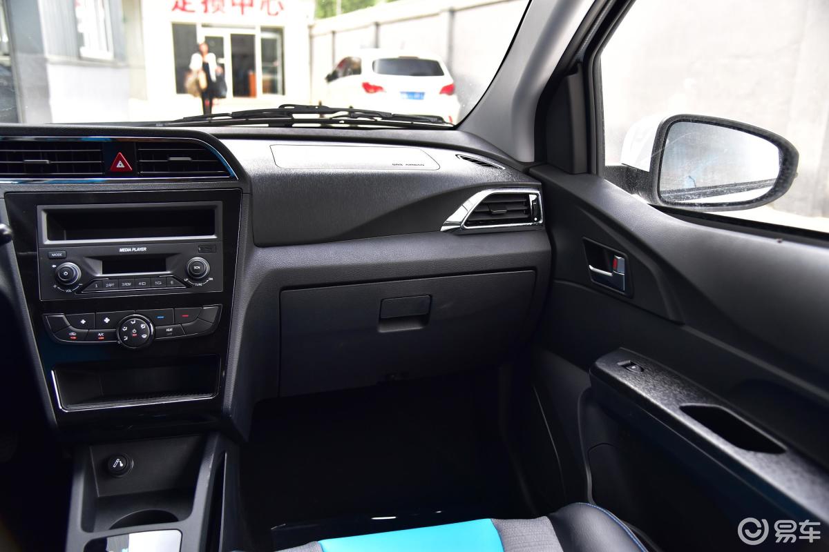 【北汽新能源ec2017款ec180 灵动版内饰汽车图片-汽车图片大全】-易车
